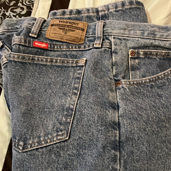 Wrangler mens light wash blue jeans size 36x28 - Picture 2 of 8